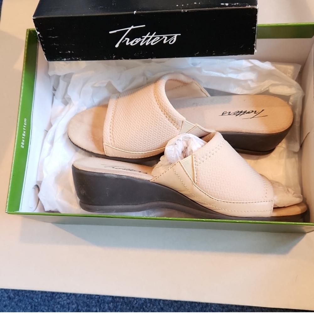 Lucca Wedge Sandal, Size 5M, Nude, Never Worn